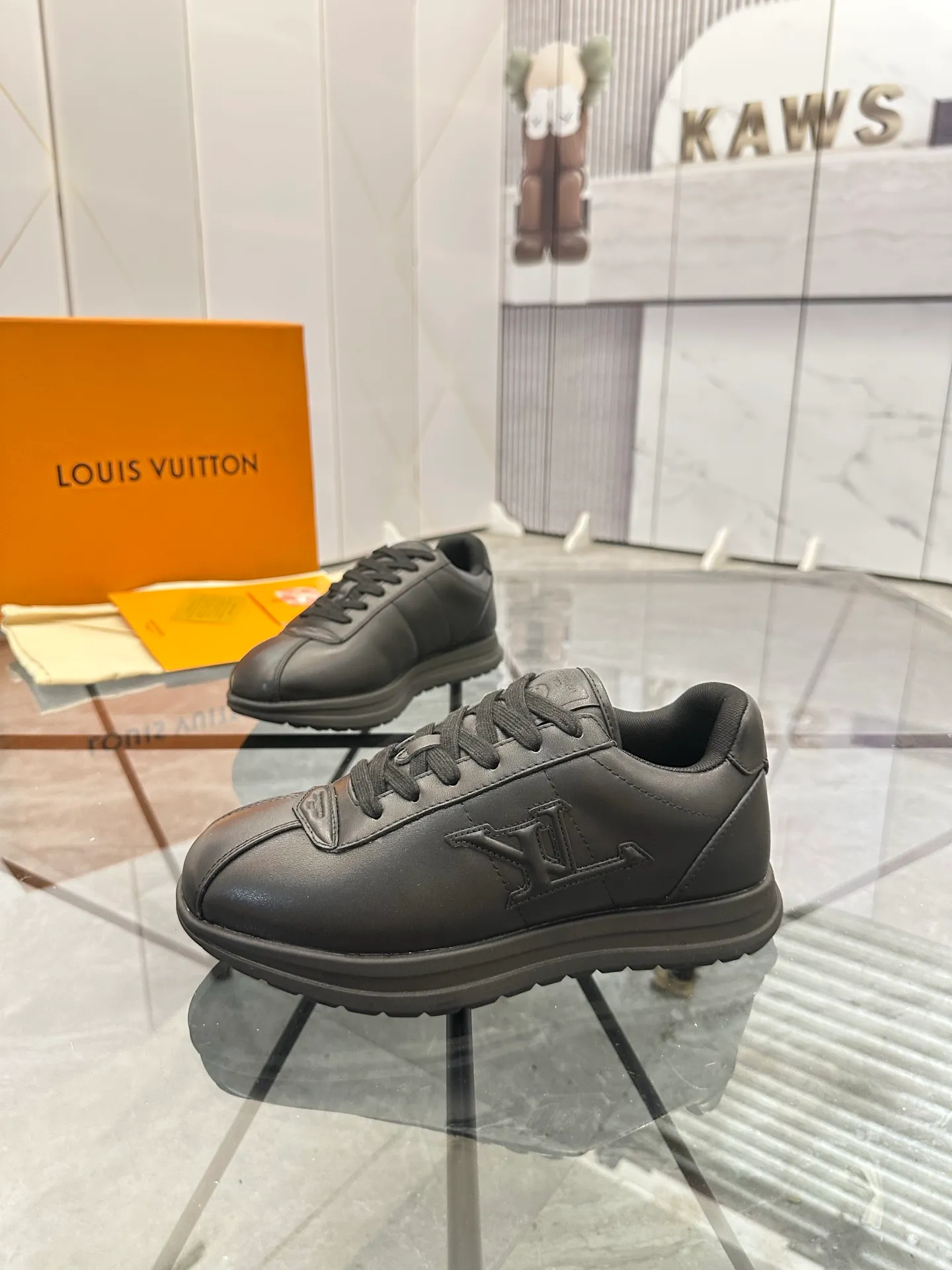 Men's shoes: 💰P700¥ Top quality Product trademark: LV* "Louis Vuitton*" low-top casual shoes Regular size: 35-45 (can be customized to 46) Couple style Product materials: Imported cowhide upper, breathable lining, original outsole. Number: two
